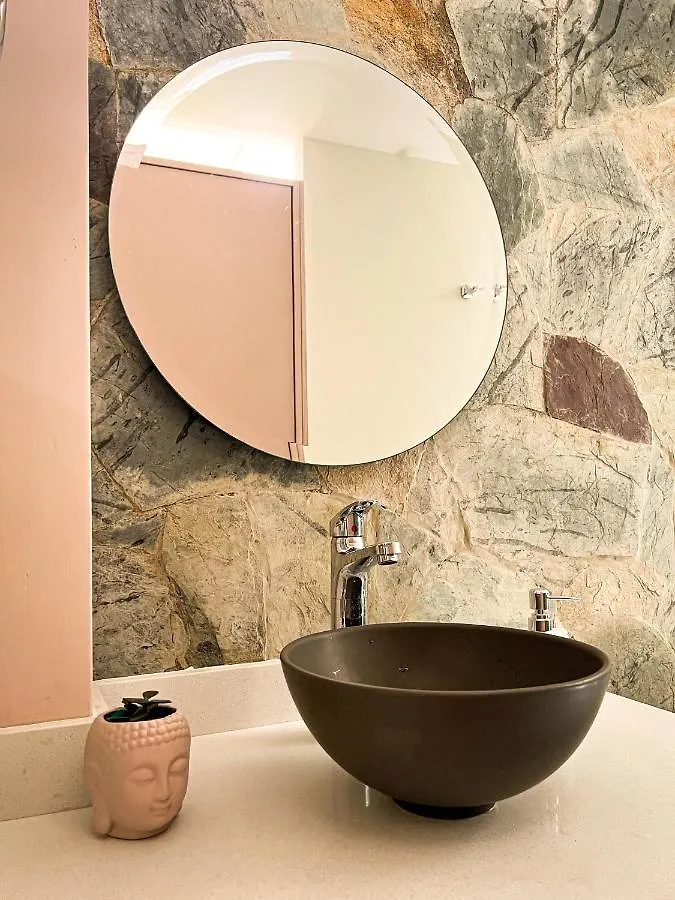 아파트 Cozy Haven, A Relaxing Living Room Retreat 메딜린